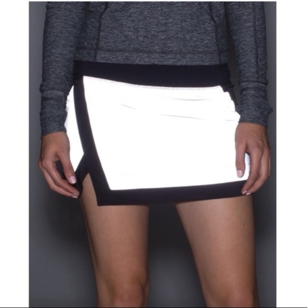 lululemon athletica Black and Reflective Tennis/ Golf Skirt mini, size 8
